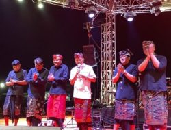 Gubernur Koster Temui Ribuan Warga Gianyar di lapangan Astina Dalam Parade Budaya dan Seni