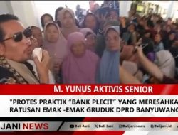 Protes Praktik “Bank Plecit” Yang Meresahkan, Ratusan Emak -Emak Gruduk DPRD Banyuwangi