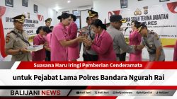 Pemberian cenderamata pejabat Polres Bandara Ngurah Rai