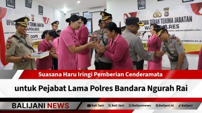 Pemberian cenderamata pejabat Polres Bandara Ngurah Rai
