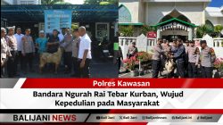Petugas Polres Bandara Ngurah Rai menyerahkan hewan kurban Idul Adha ke masjid sekitar
