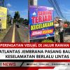 Peringatan Visual di Jalur Rawan Laka, Satlantas Jembrana Pasang Baliho Keselamatan Berlalu Lintas