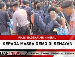 Polisi Bagikan Air Mineral kepada Massa Demo di Senayan