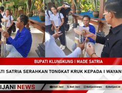 Bupati Satria Serahkan Tongkat Kruk Kepada I Wayan Murca