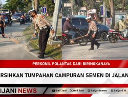 Personil Polantas dari Biringkanaya Bersihkan Tumpahan Campuran Semen di Jalan Raya