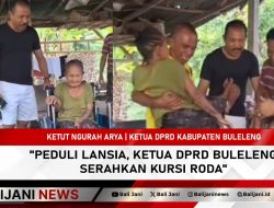 Peduli Lansia, Ketua DPRD Buleleng Serahkan Kursi Roda