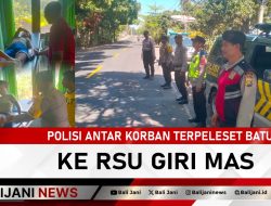 Polisi Antar Korban Terpeleset Batu ke RSU Giri Mas