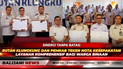 Bupati Klungkung I Made Satria bersama Karutan Alviantino Riski Satriyo dan Kakanwil Kemenkumham Bali Andy Wijaya Rivai menunjukkan berkas dokumen Nota Kesepakatan layanan komprehensif di Aula Rutan Klungkung