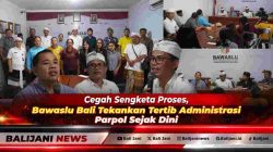 Anggota Bawaslu Bali Gede Sutrawan bersama Ketua Bawaslu Buleleng Kadek Carna Wirata saat memimpin jalannya rapat koordinasi penyelesaian sengketa proses bersama perwakilan parpol