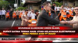 Bupati Klungkung I Made Satria saat menerima dokumen studi kelayakan elektrifikasi dari perwakilan PT Inako di Ruang Rapat Kantor Bupati.