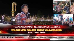 Wakil Gubernur Bali I Nyoman Giri Prasta bersama Bupati Karangasem I Gusti Putu Parwata saat menghadiri penutupan resmi Karangasem Festival 2026 di Taman Budaya Candra Bhuana Amlapura