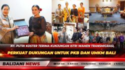 Ketua Dekranasda Bali Ny Putri Koster saat mendampingi istri Wamen Transmigrasi Ny Nita Viva Yoga Mauladi meninjau stan pameran kerajinan UMKM lokal di Art Center Denpasar