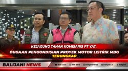 Tersangka korupsi AM mengenakan rompi tahanan pink Jampidsus Kejagung saat digiring petugas menuju mobil tahanan.