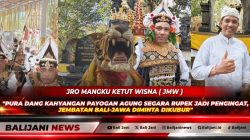 Jro Mangku Ketut Wisna bersama pengempon saat mengikuti prosesi upacara Tawur Labuh Gentuh di Pura Dang Kahyangan Payogan Agung Segara Rupek.