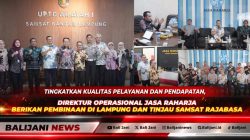 Direktur Operasional Jasa Raharja Ariyandi bersama Dirjen Bina Keuangan Daerah Kemendagri Agus Fatoni berdialog di loket pelayanan Samsat Rajabasa.