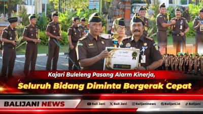Kepala Kejaksaan Negeri Buleleng Dicky Darmawan saat memberikan arahan tegas di hadapan jajaran jaksa dan staf dalam apel kerja.