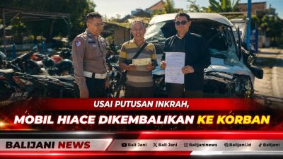 JPU Kejari Buleleng Komang Tirta Wati saat menyerahkan kunci dan dokumen mobil Toyota Hiace kepada saksi korban.