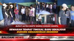 Bupati Klungkung I Made Satria saat menyerahkan bantuan dan meninjau tempat tinggal baru untuk keluarga Ni Wayan Suathi.