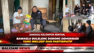 Anggota Bawaslu Buleleng I Ketut Adi Setiawan saat berdialog langsung dan menyerahkan bantuan di rumah warga disabilitas.
