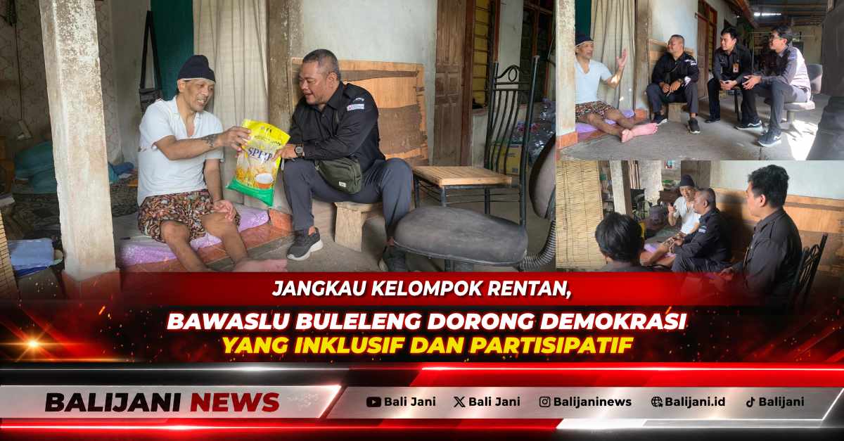 Anggota Bawaslu Buleleng I Ketut Adi Setiawan saat berdialog langsung dan menyerahkan bantuan di rumah warga disabilitas.