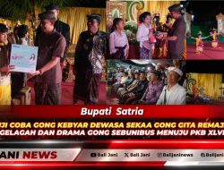 Bupati Satria Hadiri Uji Coba Gong Kebyar Dewasa Sekaa Gong Gita Remaja Banjar Gelagah dan Drama Gong Sebunibus Menuju PKB XLVIII