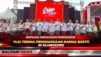 Bupati Klungkung I Made Satria saat menyerahkan piagam penghargaan Darma Bakti kepada perwakilan Yayasan YLAI.