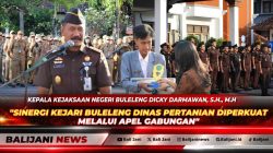 Kepala Dinas Pertanian Gede Melandrat bersama Kepala Kejari Buleleng Dicky Darmawan saat memimpin Apel Pagi Gabungan lintas instansi di Lapangan Kantor Kejaksaan Negeri Buleleng