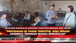 WNA Jepang Kanae Kaoyama menunjukkan foto lama bersama Anggardana alias Gombloh saat bertemu kembali di Kantor Desa Bungkulan didampingi AIPDA I Putu Harisandy Mahayuda