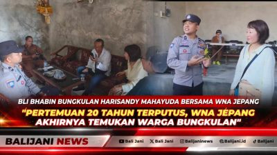 WNA Jepang Kanae Kaoyama menunjukkan foto lama bersama Anggardana alias Gombloh saat bertemu kembali di Kantor Desa Bungkulan didampingi AIPDA I Putu Harisandy Mahayuda