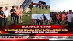 Bupati Klungkung I Made Satria bersama relawan Komunitas Malu Dong saat memungut sampah plastik di kawasan Pusat Kebudayaan Bali Desa Gunaksa