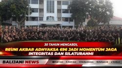 Para alumni alumni Kejaksaan RI Angkatan 1996 mengenakan seragam PDH lengkap saat berfoto bersama dalam acara Reuni Akbar Adhyaksa 696 di Badiklat