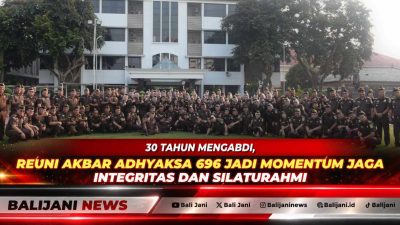 Para alumni alumni Kejaksaan RI Angkatan 1996 mengenakan seragam PDH lengkap saat berfoto bersama dalam acara Reuni Akbar Adhyaksa 696 di Badiklat