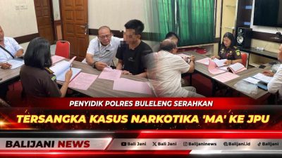 Proses penerimaan tersangka MA dan barang bukti kasus narkotika oleh JPU Ni Desak Kadek Sutriani di Ruang Tahap II Kantor Kejari Buleleng