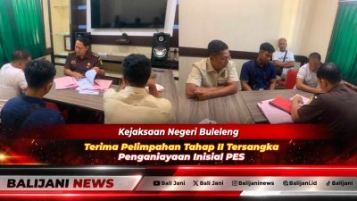 Proses pelimpahan tersangka PES dan barang bukti kasus penganiayaan oleh penyidik Polsek Banjar kepada JPU Kadek Adi Pramarta di Ruang Tahap II Kejari Buleleng