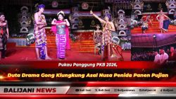 Bupati Klungkung I Made Satria saat berfoto bersama para pregina Sekaa Drama Gong Madu Suara Budaya asal Nusa Penida seusai pementasan di Kalangan Ayodya Art Center
