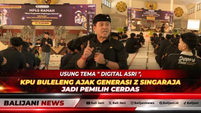 Ketua Divisi Sosialisasi KPU Buleleng Putu Arya Suarnata didampingi Ketua KPU Komang Dudhi Udiyana saat memberikan materi pemilih cerdas di SMK TI Bali Global Singaraja