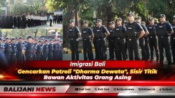 Petugas Imigrasi Bali saat melangsungkan pemeriksaan dokumen keimigrasian WNA secara digital dalam giat Patroli Dharma Dewata di kawasan wisata