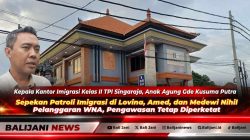 Petugas Kantor Imigrasi Kelas II TPI Singaraja saat melakukan pemeriksaan dokumen paspor WNA pada Patroli Keimigrasian Dharma Dewata di kawasan pesisir Bali
