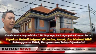 Petugas Kantor Imigrasi Kelas II TPI Singaraja saat melakukan pemeriksaan dokumen paspor WNA pada Patroli Keimigrasian Dharma Dewata di kawasan pesisir Bali