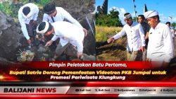 Bupati Klungkung I Made Satria didampingi Kadis Kominfo I Wayan Sudiarsa saat memimpin peletakan batu pertama pembangunan videotron di area PKB Desa Jumpai