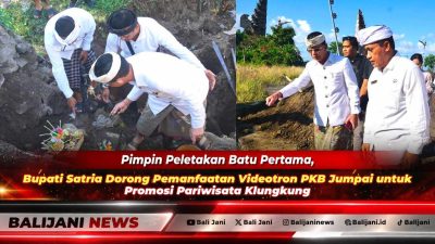 Bupati Klungkung I Made Satria didampingi Kadis Kominfo I Wayan Sudiarsa saat memimpin peletakan batu pertama pembangunan videotron di area PKB Desa Jumpai