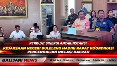 Kepala Subseksi Datun Kejari Buleleng Putu Wulan Sagita bersama JPN Made Juni Artini saat mengikuti jalannya Rapat Koordinasi Pengendalian Inflasi Daerah di Kantor Bupati Buleleng