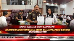 Kajari Buleleng Dicky Darmawan saat melakukan penandatanganan Surat Perjanjian Kerja Sama bersama Kepala BPJS Kesehatan disaksikan jajaran tim JPN