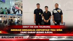 Petugas Kantor Imigrasi Kelas II TPI Singaraja saat melakukan proses administrasi dan pengawalan deportasi terhadap tiga WNA pelanggar izin tinggal di Bali