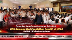 Ketua Divisi Perencanaan Data dan Informasi KPU Buleleng Ngurah Cahyudi Wiratama saat memaparkan materi kepemiluan di hadapan siswa baru SMAN 1 Kubutambahan
