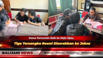 Prosesi penyerahan tiga tersangka pencurian berinisial MAW beserta barang bukti dari penyidik Polsek Sukasada kepada JPU Made Astini di Kejari Buleleng