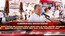 Gubernur Bali Wayan Koster bersama Kajati Bali Setiawan Budi Cahyono saat melepas tukik di Pantai Kuta dalam rangkaian pembukaan Bazar Pelayanan Publik