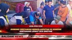 Mahasiswa KKN-PPM UGM bersama dosen Universitas Warmadewa Gede Sutapa dan Kelompok Tani Bangun Merta saat mempraktikkan pembuatan Eco Enzyme di Desa Songan