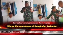 Babinsa Desa Bungkulan Serda I Made Sukrawan saat mendampingi penyerahan bantuan sembako dari BSC Buleleng kepada warga kurang mampu