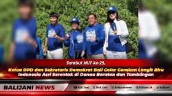 Ketua DPD Partai Demokrat Bali Made Mudarta bersama Sekretaris I Made Sada dan kader saat menebar bibit ikan di Danau Beratan dalam Gerakan Langit Biru Indonesia Asri